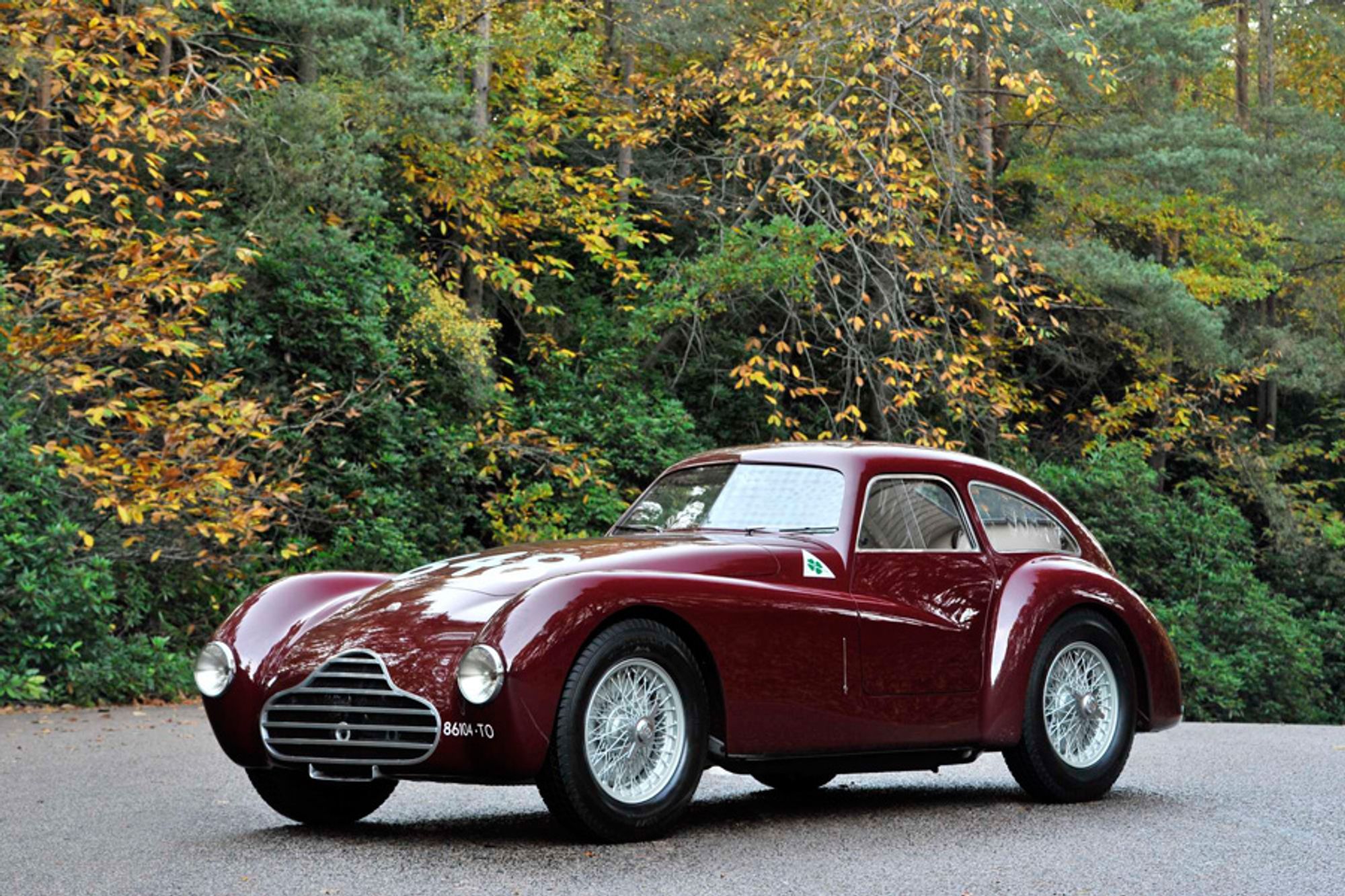 Alfa Romeo 6C Competizione Coupé setting hearts racing at Rétromobile